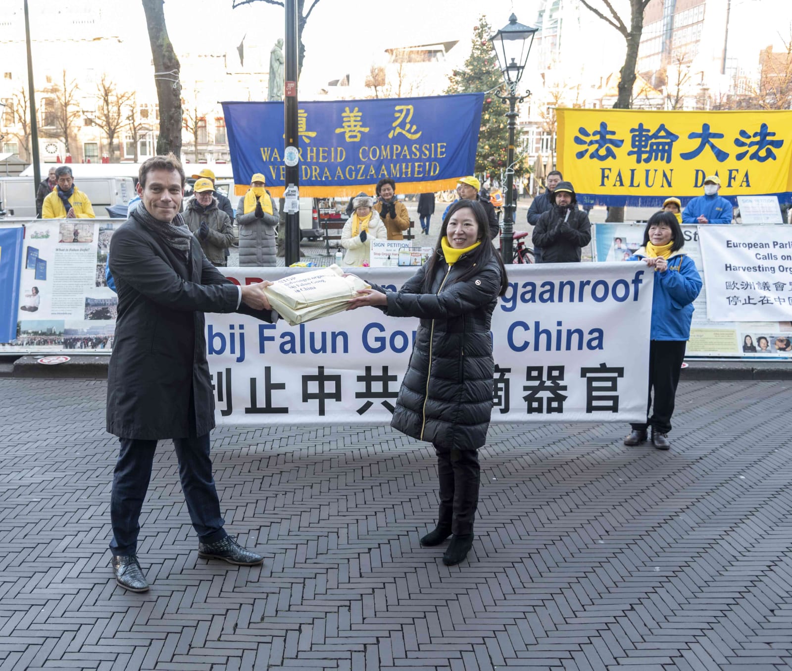 Image for article ​Holanda: el Día Internacional de los Derechos Humanos, los practicantes de Falun Dafa presentan firmas al Parlamento pidiendo que se ponga fin a la extracción forzada de órganos en China