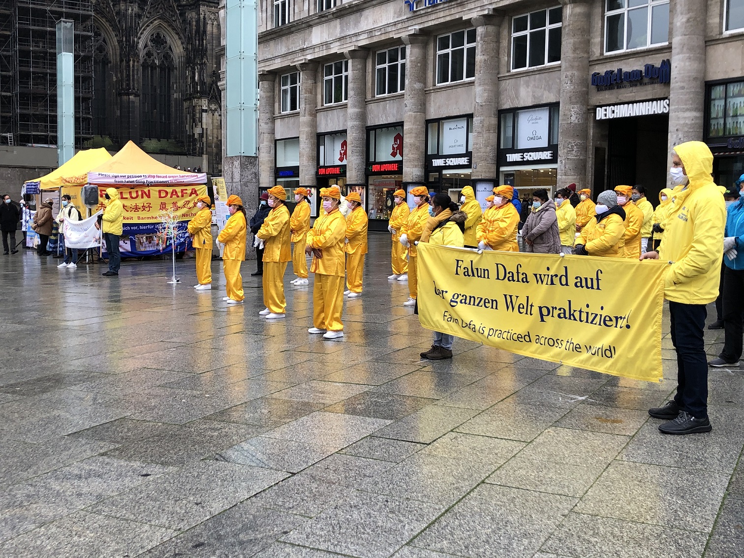 Image for article Alemania: la gente alienta a los practicantes de Falun Dafa en Colonia