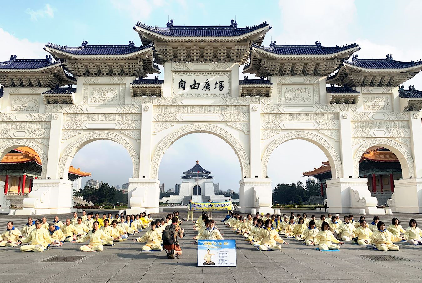 Image for article Sorprendente escena en Taiwán: meditando tranquilamente en tiempos caóticos