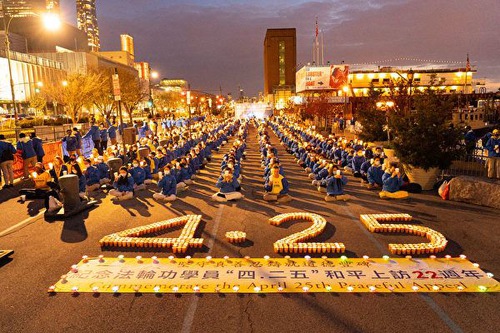Image for article ​Nueva York: Los practicantes realizan una vigilia con velas para conmemorar el 22.º aniversario de la Apelación pacífica del 25 de Abril