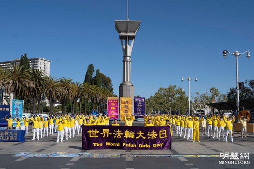 Image for article ​California: practicantes en San Francisco realizan un desfile para celebrar el Día Mundial de Falun Dafa y desean un Feliz Cumpleaños al fundador de Dafa