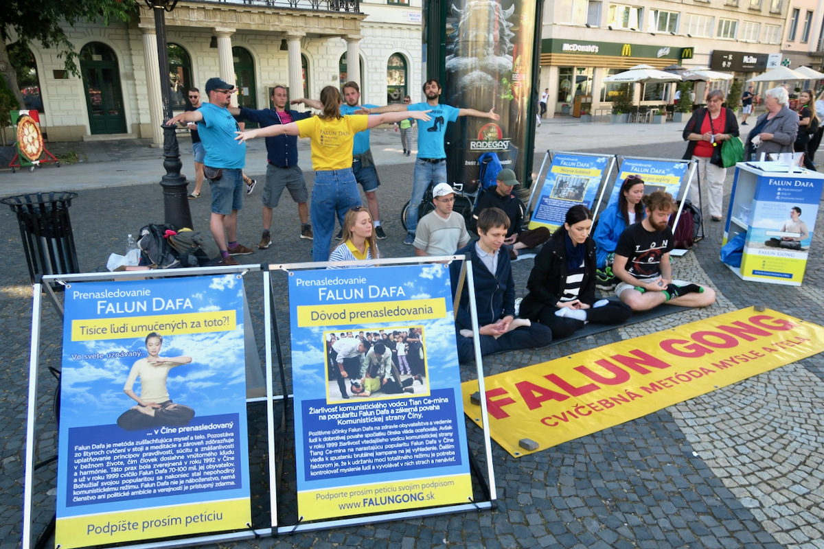Image for article ​Eslovaquia: se celebró un evento para pedir justicia para Falun Gong en la plaza Hviezdoslav de Bratislava