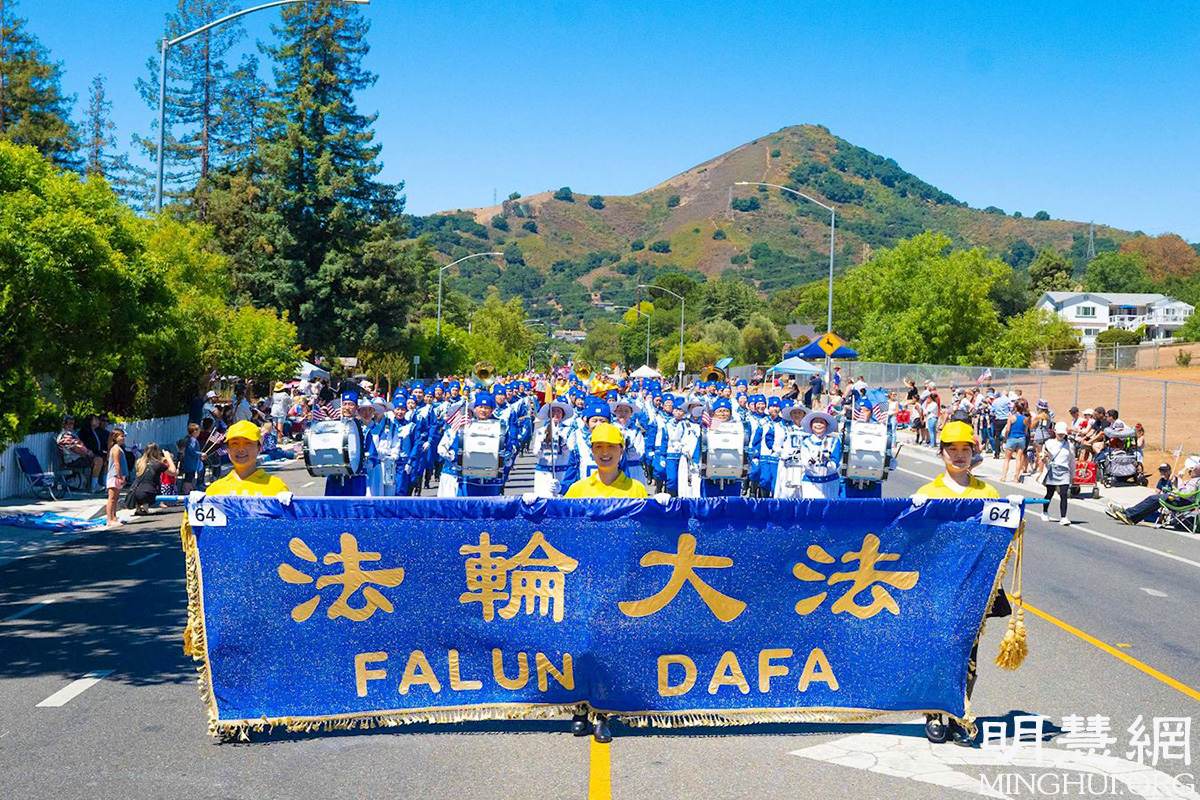 Image for article California: los practicantes de Falun Dafa se unen al desfile del Festival de la Libertad del 4 de Julio
