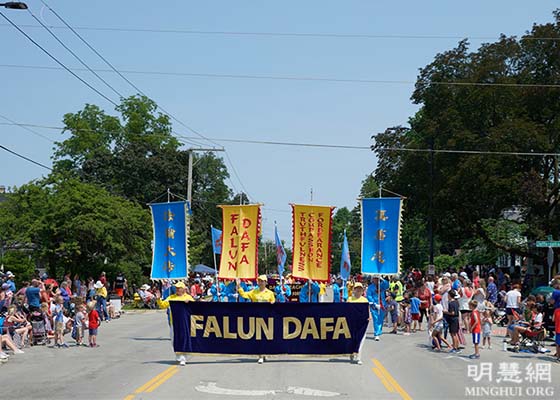 Image for article ​Illinois: Falun Dafa es bienvenido durante el desfile del Día de la Independencia en Wheaton