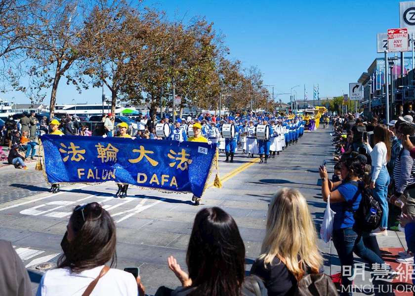 Image for article San Francisco: Grupo de Falun Dafa se presenta en el Desfile del Festival de la Herencia Italiana