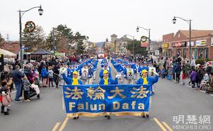 Image for article Toronto, Canadá: Los practicantes de Falun Dafa participan en tres desfiles navideños en dos días