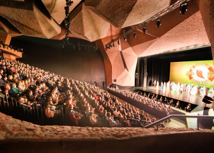 Image for article Shen Yun sorprende a los asistentes a teatros en EE. UU. y Polonia: “Hermoso en muchos sentidos”