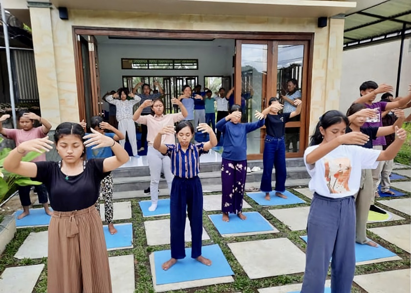 Image for article Indonesia: jóvenes practicantes presentan Falun Dafa a los turistas