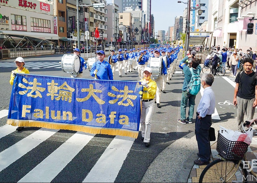 Image for article Japón: Residentes de Tokio condenan la persecución durante un desfile en el que conmemora la apelación pacífica del 25 de Abril