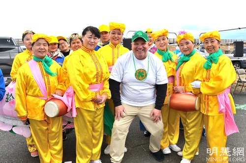 Image for article ​Keansburg, Nueva Jersey: El grupo de Falun Dafa da una 