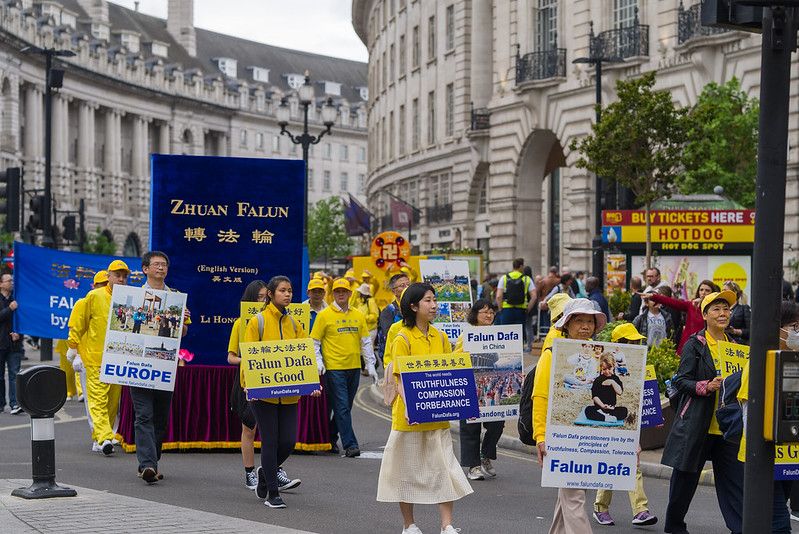 Image for article ​Londres, Inglaterra: desfile y concentración para celebrar el Día de Falun Dafa