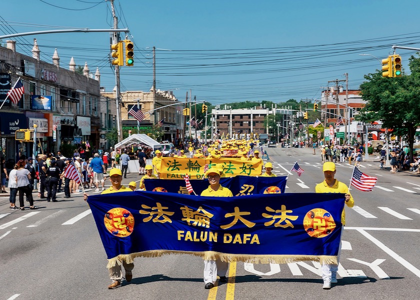 Image for article ​Nueva York: Los practicantes de Falun Dafa brillan en el desfile del Día de los Caídos de Long Island