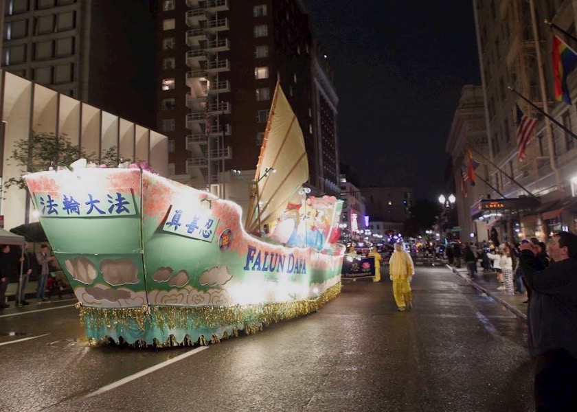 Image for article Oregón, EE.UU.: El Barco de Falun Dafa brilla en el Desfile de la Luz de las Estrellas