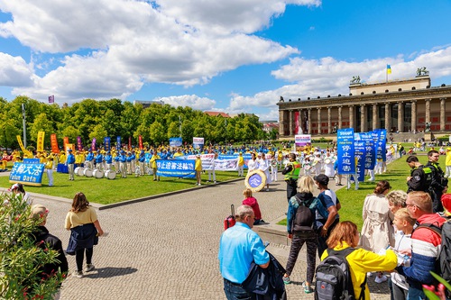 Image for article Berlín, Alemania: dos días de manifestación y desfiles para pedir el fin de la persecución a Falun Dafa