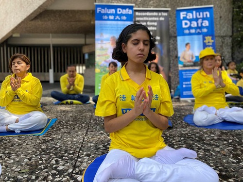Image for article ​México: Los practicantes se manifiestan para poner fin a los 23 años de persecución en contra de Falun Dafa en China
