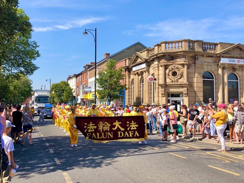 Image for article Inglaterra: practicantes de Falun Dafa en el Desfile de Carnaval de Skegness