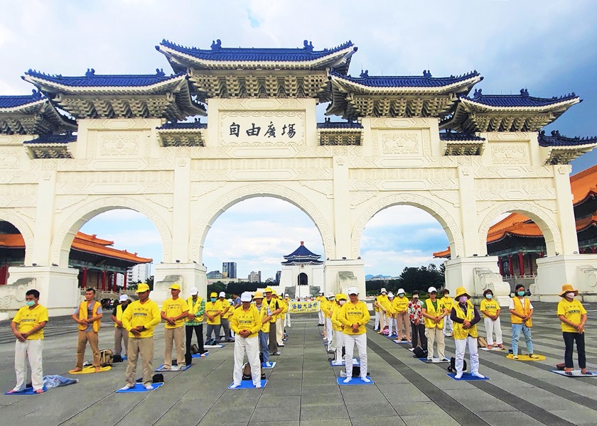 Image for article ​Taipei, Taiwán: los practicantes comparten los beneficios de Falun Dafa durante los eventos en la Plaza de la Libertad