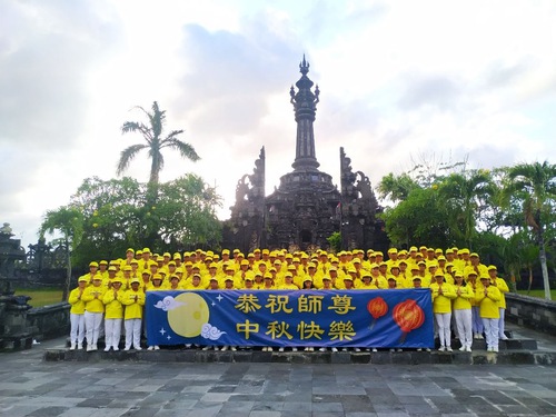 Image for article Indonesia: Los practicantes de Falun Dafa en Bali desean al Maestro Li un Feliz Festival de Medio Otoño