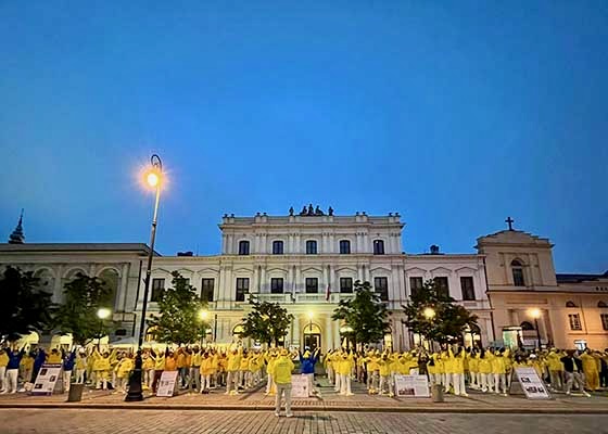 Image for article ​Polonia: participantes en las vigilias con velas condenan la continua persecución del régimen chino a Falun Dafa