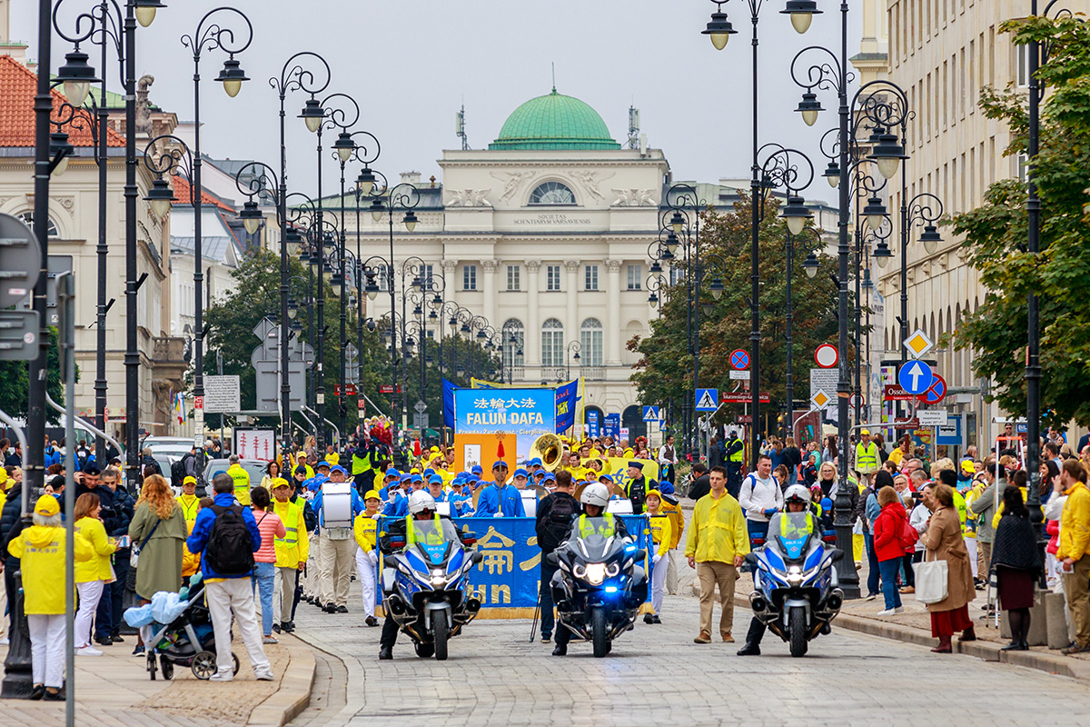 Image for article ​Varsovia, Polonia: el desfile de los practicantes de Falun Dafa recibe los elogios de los espectadores