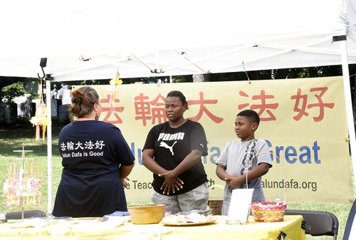 Image for article Filadelfia, EE. UU: Residentes aprenden sobre Falun Dafa en los eventos del Día de la Comunidad de los Senadores del Estado