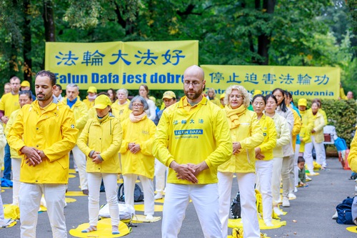 Image for article Varsovia, Polonia: la práctica de ejercicios de Falun Dafa en grupo conmueve a los paseantes