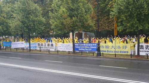 Image for article Varsovia, Polonia: Practicantes de Falun Dafa de 35 países se concentran pacíficamente frente el gabinete del Primer Ministro