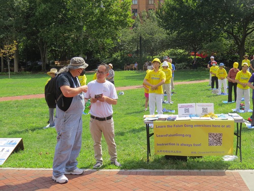 Image for article Filadelfia, Pensilvania: turistas conocen Falun Dafa mientras visitan la Campana de la Libertad
