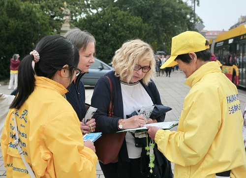 Image for article Varsovia, Polonia: Los lugareños elogian a Falun Dafa ante los dos grandes desfiles
