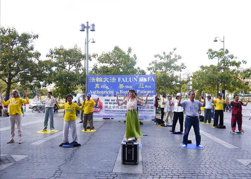 Image for article ​París, Francia: presentando Falun Dafa en la Plaza de Italia