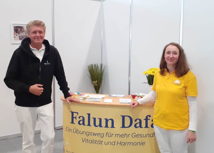 Image for article ​Bremen, Alemania: presentando Falun Dafa en una feria para personas mayores