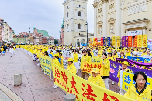 Image for article Polonia: El desfile de Falun Dafa que promueve Verdad-Benevolencia-Tolerancia trae buenas noticias