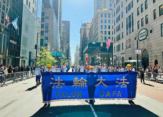 Image for article ​Manhattan: Falun Dafa se exhibe en el 78.º Desfile Anual del Día de la Hispanidad