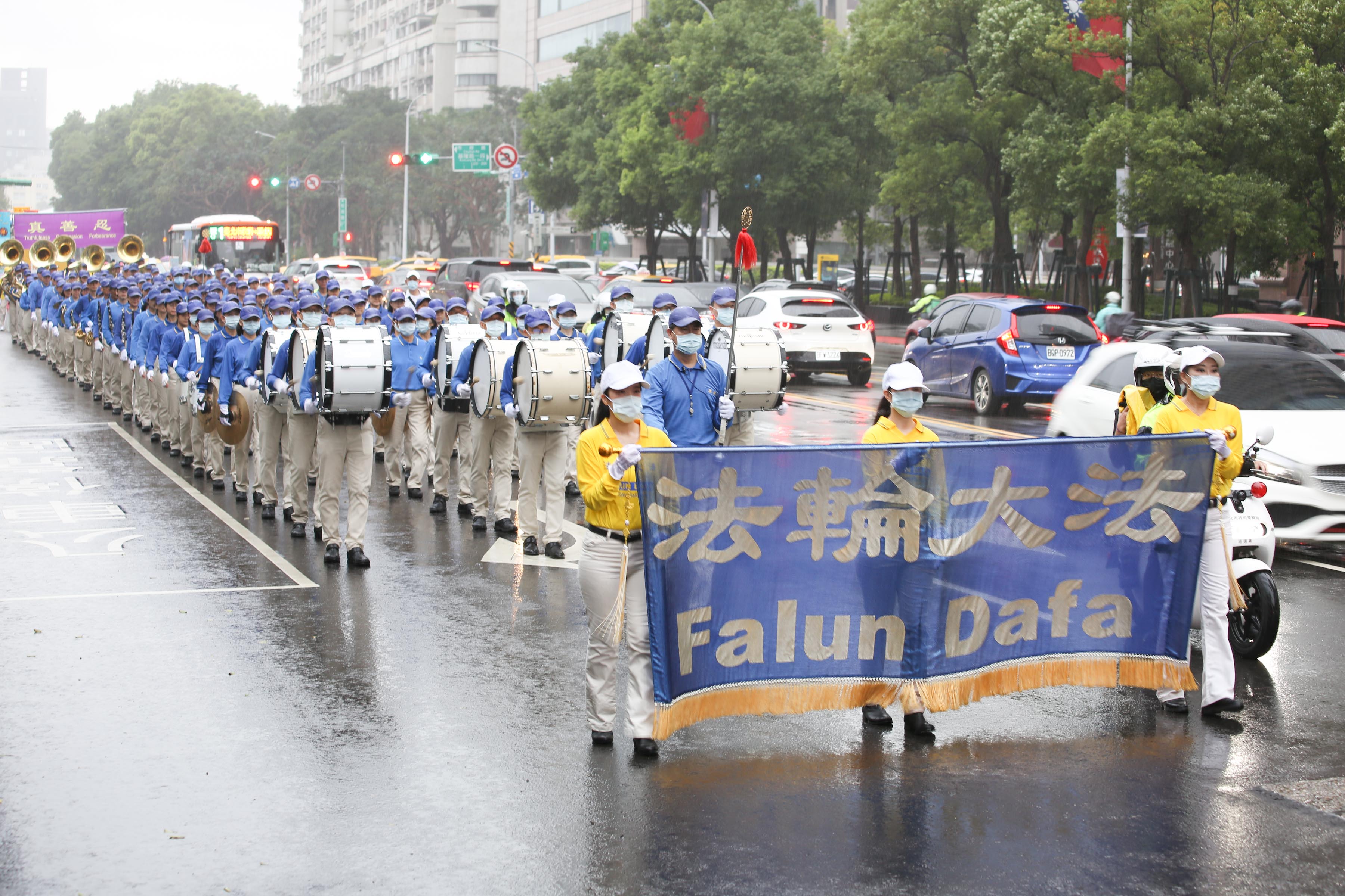 Image for article Taipéi, Taiwán: los espectadores se conmueven por el gran desfile bajo la lluvia en apoyo a los 400 millones que han renunciado al PCCh