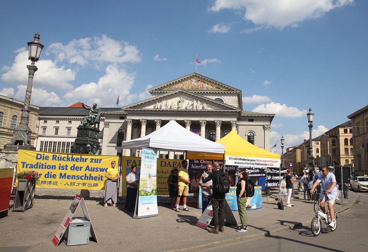 Image for article Munich, Alemania: los practicantes de Falun Dafa realizan actividades semanales de aclaración de la verdad
