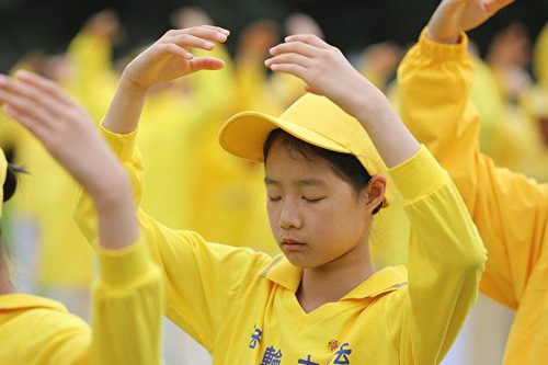 Image for article Sídney, Australia: Los practicantes de Falun Dafa forman caracteres, creando una escena espectacular