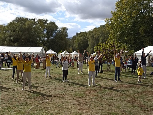 Image for article Francia: Presentación de Falun Dafa durante el Carnaval de las Oportunidades