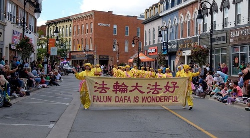 Image for article Catharines, Ontario: Falun Gong participa en el desfile del Festival de la Uva y el Vino del Niágara