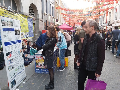 Image for article ​Londres, Reino Unido: practicantes persisten en contarle a la gente sobre la persecución de 23 años en China
