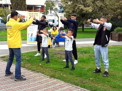Image for article ​Baia Mare, Rumania: Presentación de Falun Dafa en el Festival de la Castaña