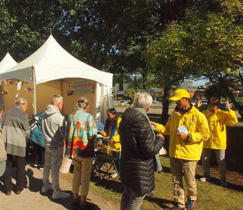 Image for article Quebec, Canadá: presentación de Falun Dafa en múltiples eventos comunitarios.