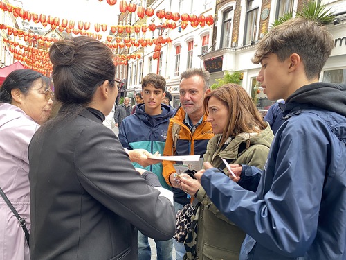 Image for article Londres, Reino Unido: Los practicantes de Falun Dafa celebran eventos en Chinatown para presentar Falun Dafa y exponer la persecución del régimen comunista chino