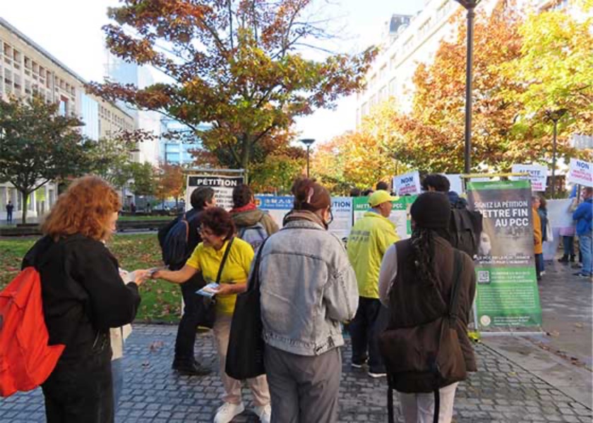 Image for article Francia: practicantes de Falun Dafa exponen la persecución del PCCh en la Universidad de París Cité
