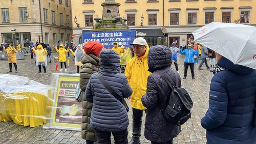 Image for article Estocolmo, Suecia: concienciación sobre la persecución frente al Museo del Premio Nobel