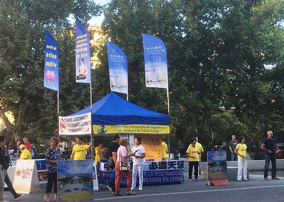 Image for article Zaragoza, España: Presentando Falun Dafa durante la Festividad Nacional