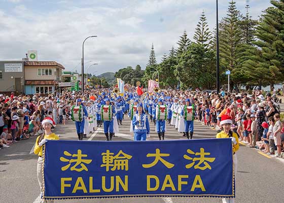Image for article Nueva Zelanda: practicantes de Falun Dafa ganan el primer premio en el desfile de Navidad
