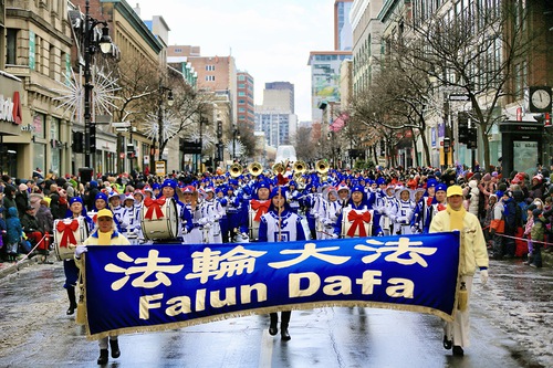Image for article Montreal: la Banda Marchante Tian Guo participa en el primer desfile de Papá Noel realizado después de la pandemia