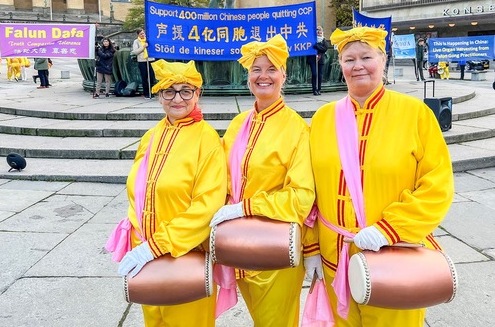 Image for article ​Una practicante sueca aprende a tocar el tambor a la cintura tradicional chino para compartir el mensaje de Falun Dafa