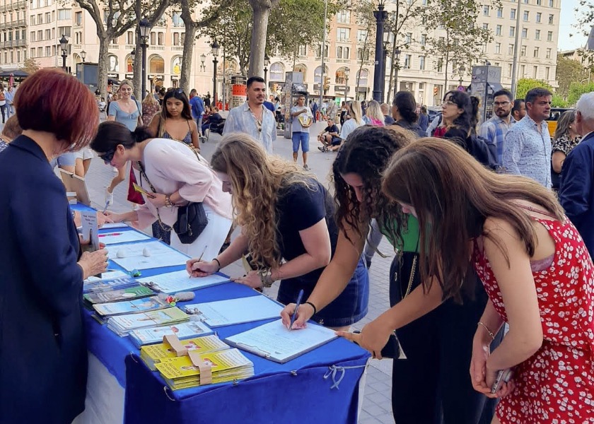 Image for article Barcelona, España: El público condena la persecución a Falun Dafa durante un evento en Plaza Catalunya