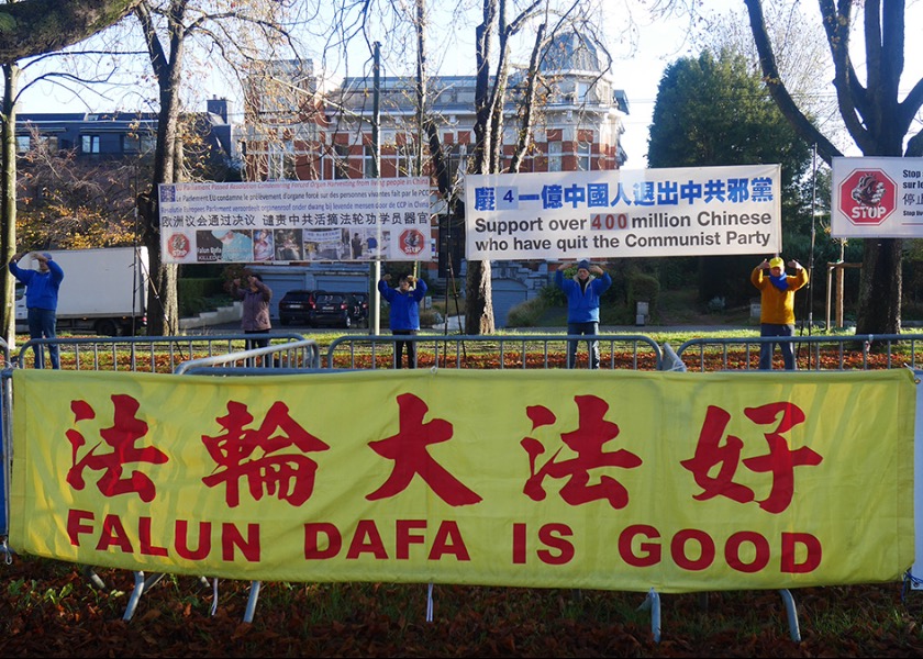 Image for article Bruselas, Bélgica: protesta por los 23 años de persecución a Falun Dafa en el Consulado de China